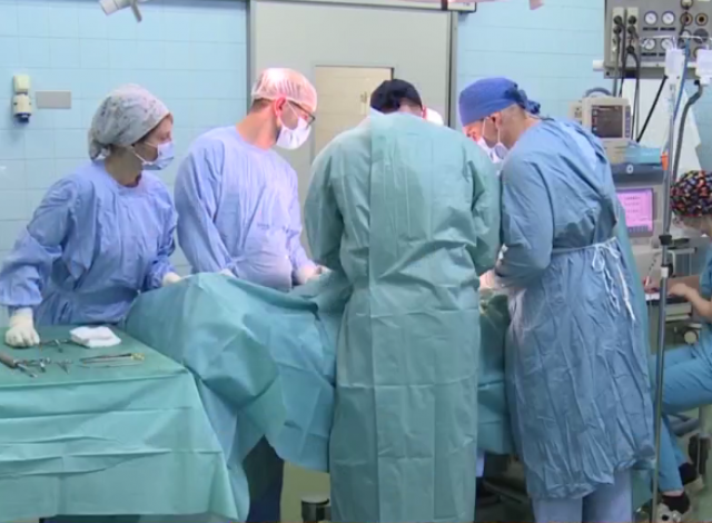 Španski ortoped u Kragujevcu kroz samo dva reza rešava ozbiljne deformitete kième kod dece VIDEO